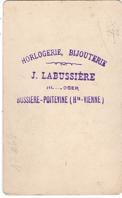 Jeune femme dont la robe est parée de breloques