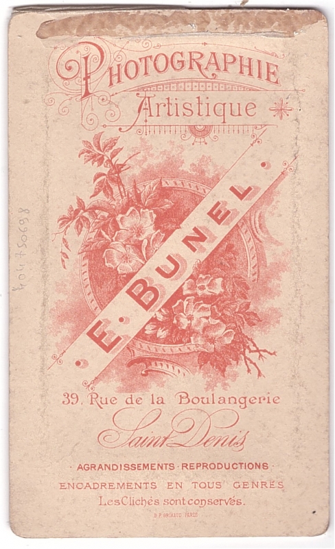 Jeune femme avec un grand col de dentelle