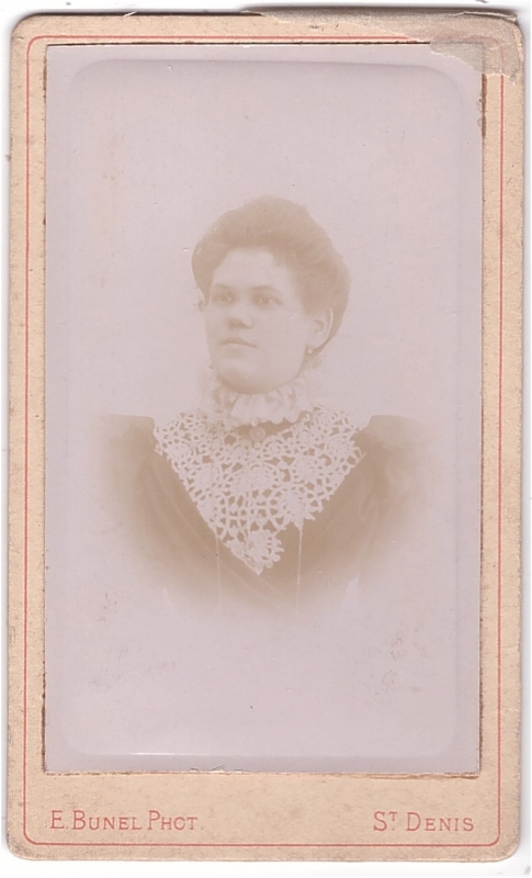 Jeune femme avec un grand col de dentelle