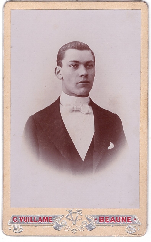 Jeune homme élégant