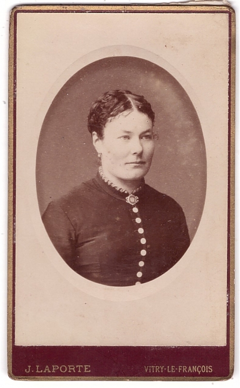 Femme dans une robe boutonnée sur le devant