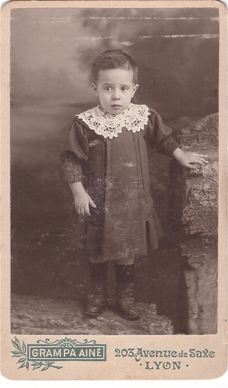 Enfant dans un décor de rochers