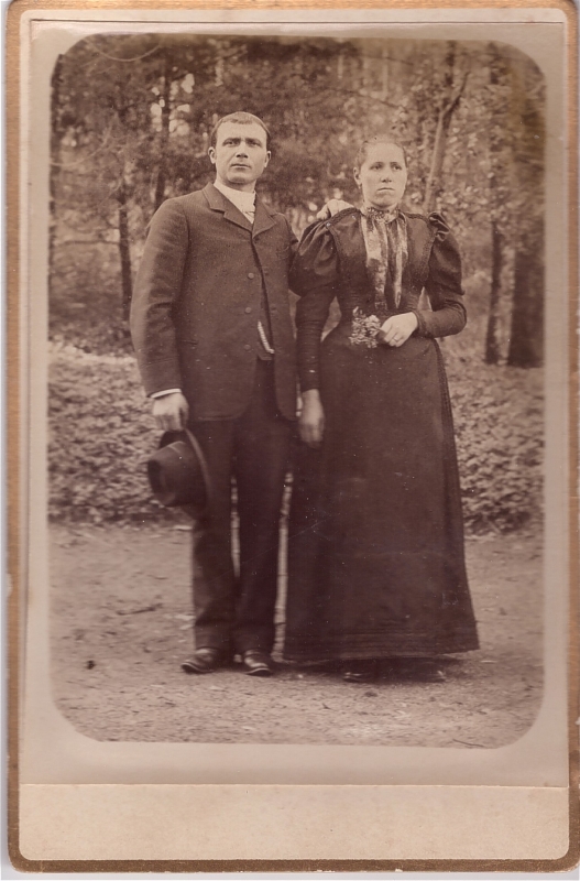 Couple posant dans un parc