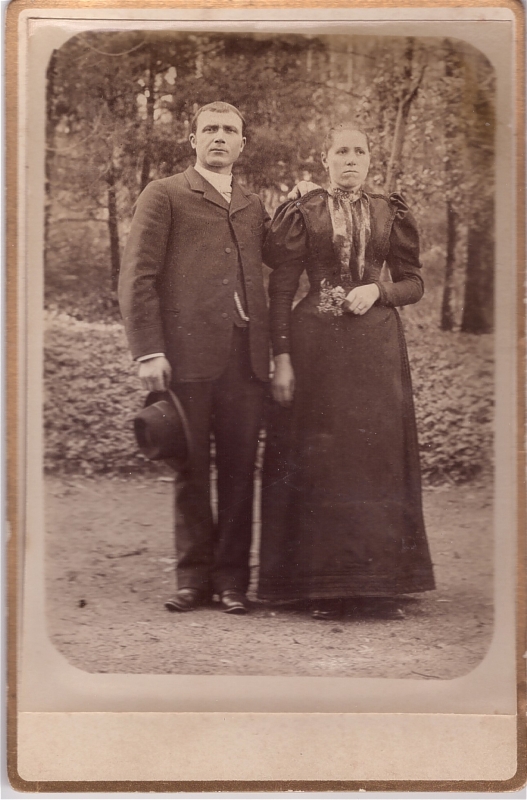 Couple  posant dans un parc