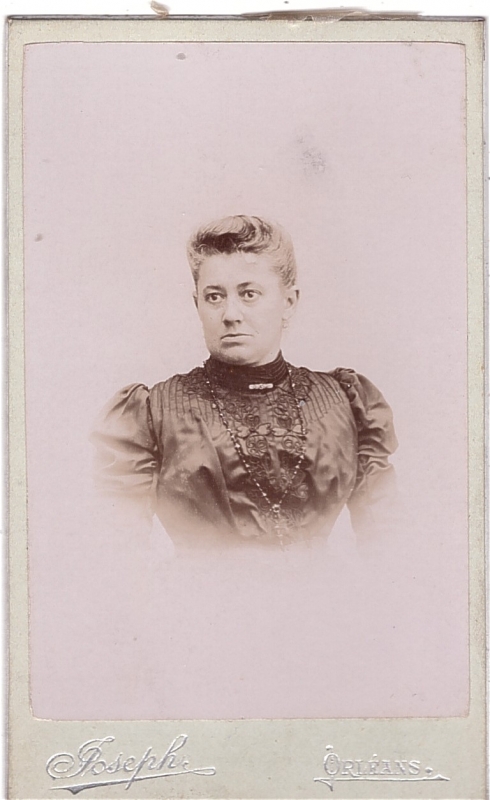 Femme un peu crispée