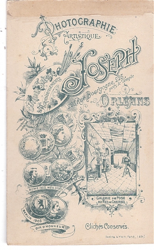 Femme un peu crispée
