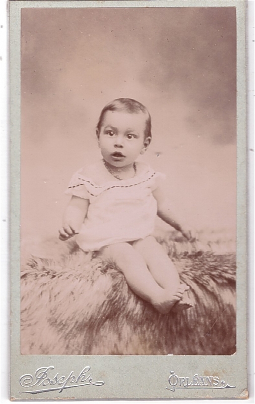 Bébé sur une peau de bête