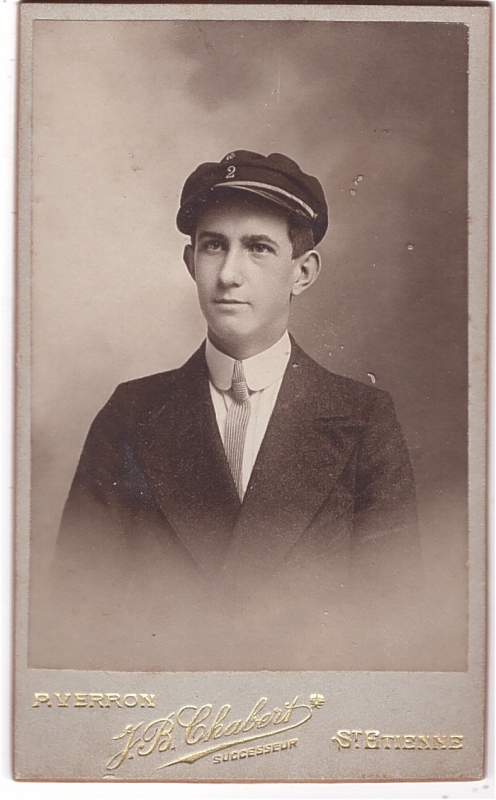 Homme coiffé d'une casquette d'uniforme professionnel à identifier