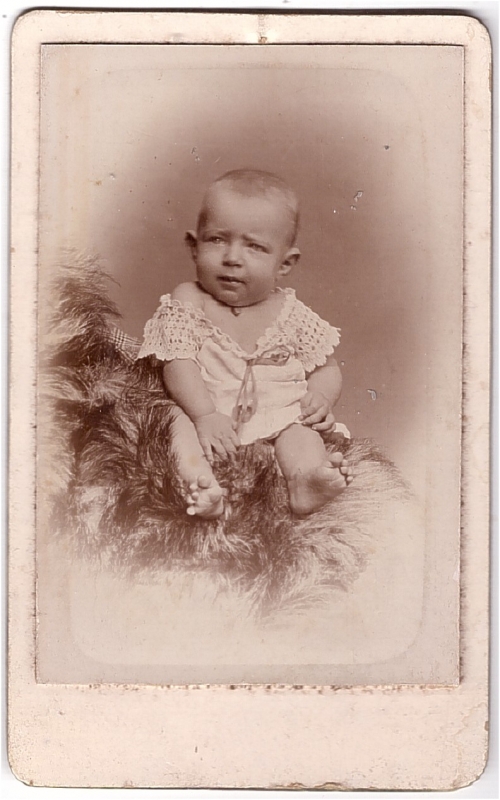 Bébé assis sur une peau de bête