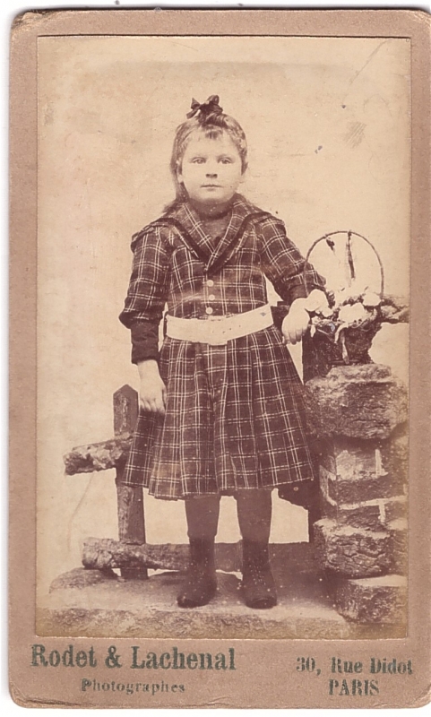 Petite fille en robe écossaise