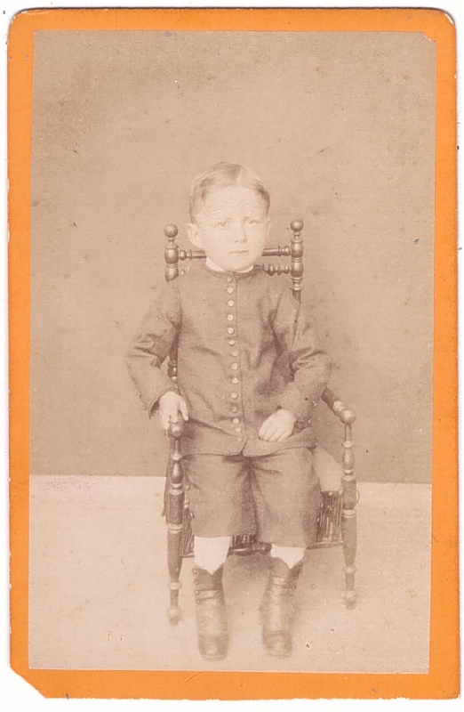 Garçonnet assis dans un fauteuil d'enfant