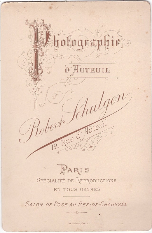 Jeune femme avec le menton saillant