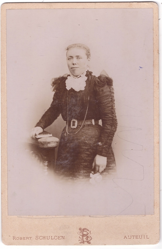 Jeune femme avec le menton saillant