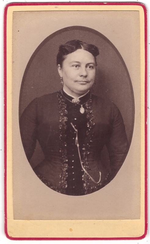 Femme qui pose avec quelques bijoux