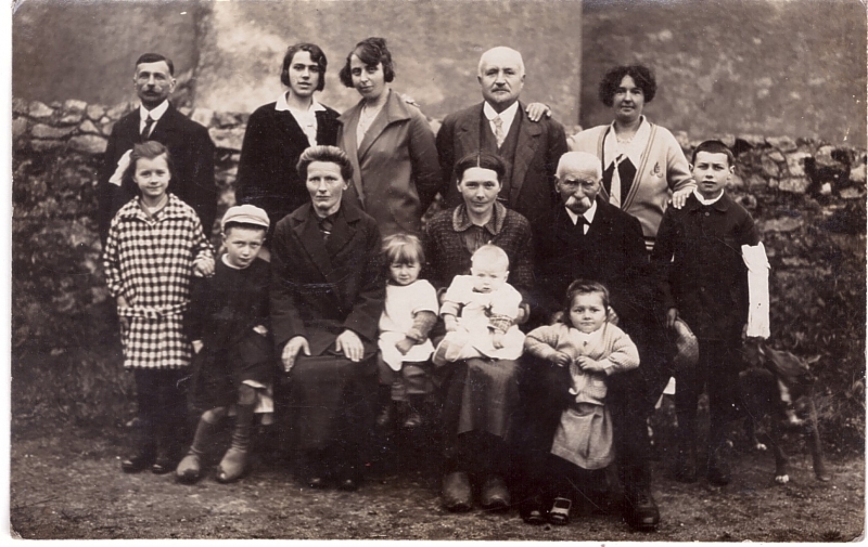 Portrait de famille avec un communiant