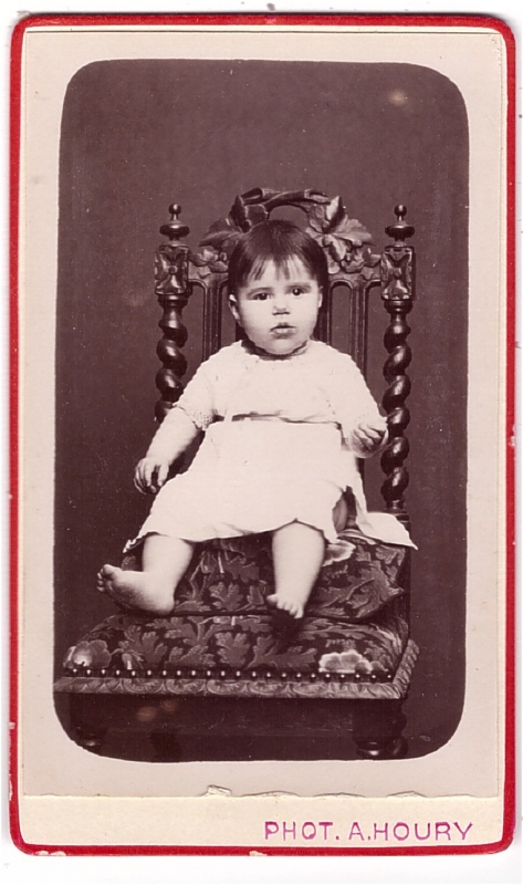 Bambin assis sur une chaise 