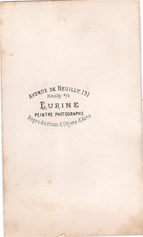 Femme  assise, un bras posé sur une pile de livres