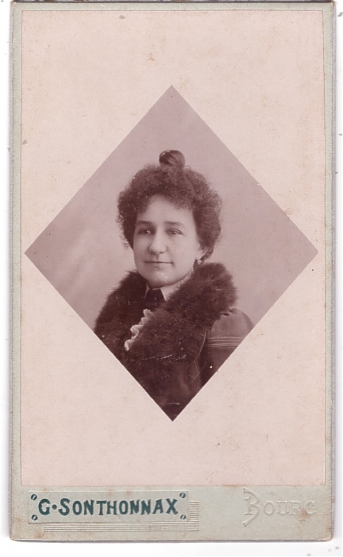 Femme aux cheveux qui frisent