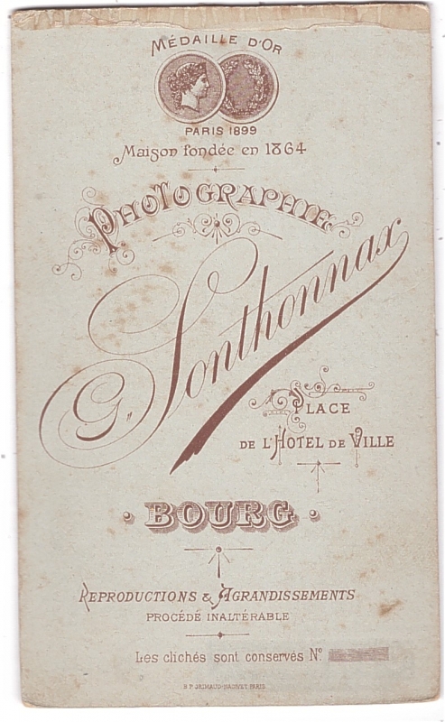 Femme aux cheveux qui frisent