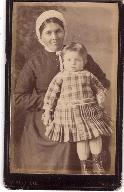 Femme avec son enfant (?) 