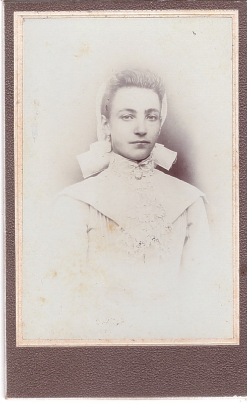 Jeune femme nommée G. Guillon