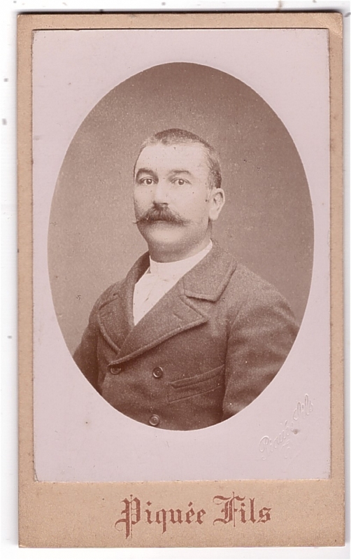 Homme, cheveux courts et belle moustache