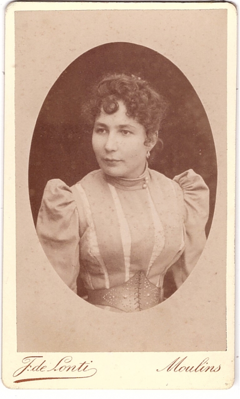 Femme aux cheveux bouclés