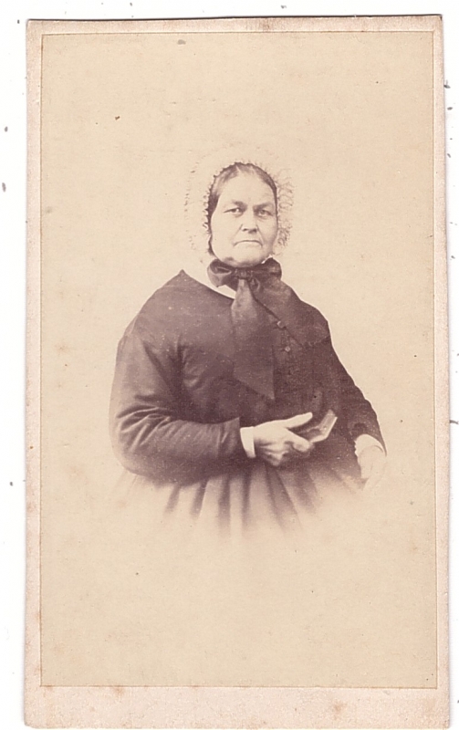 Femme coiffée d'un bonnet