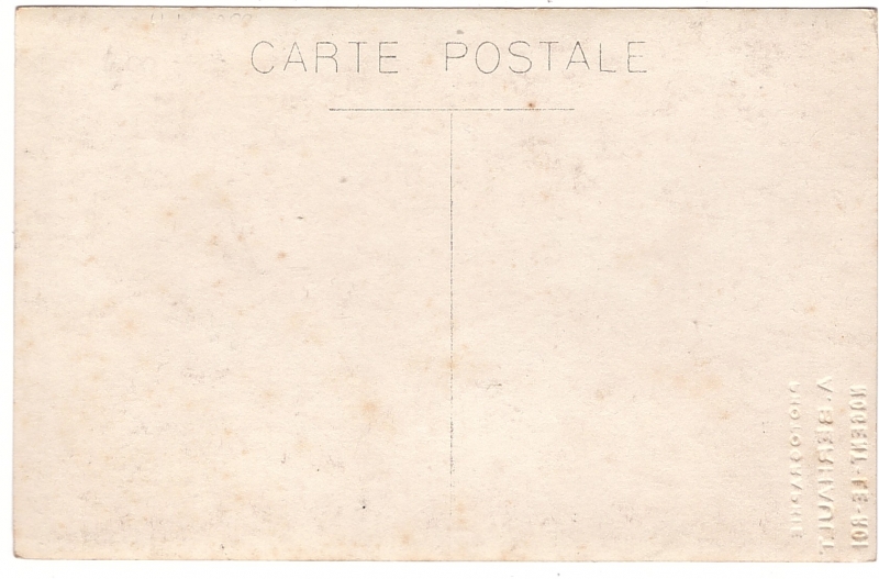 Communiante posant en atelier