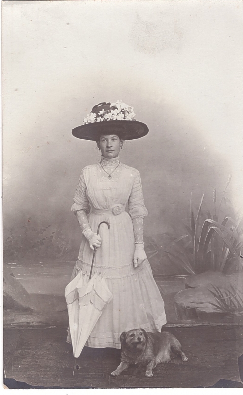 Emilie surmontée d'un grand chapeau fleuri