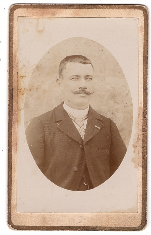 Homme, cheveux courts et longue moustache