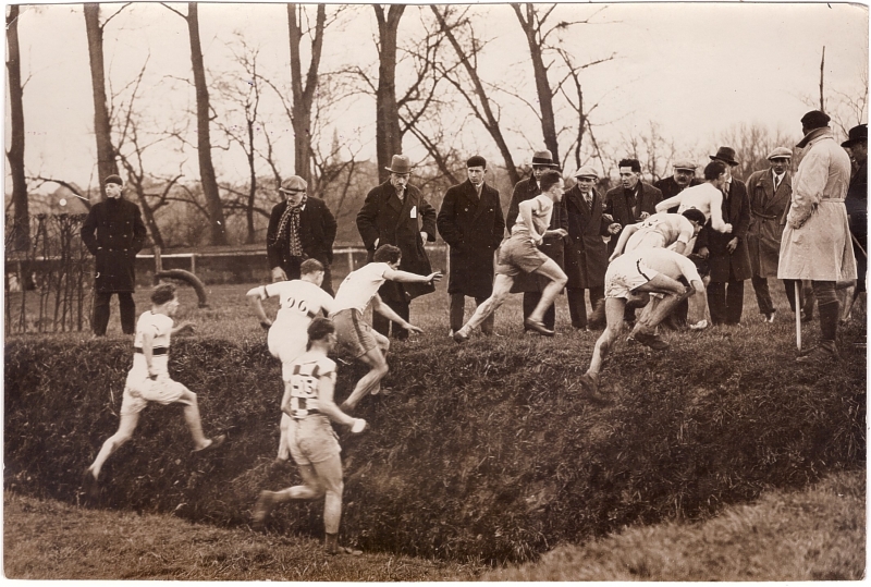 Cross-country - Championnat de France. Franchissement d'un fossé.