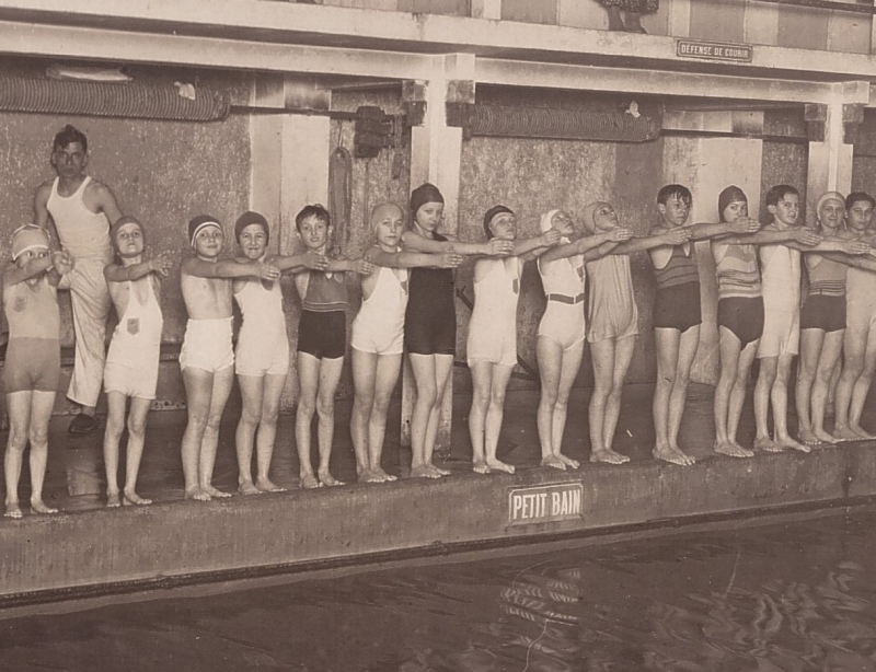 Cours de natation dans une piscine