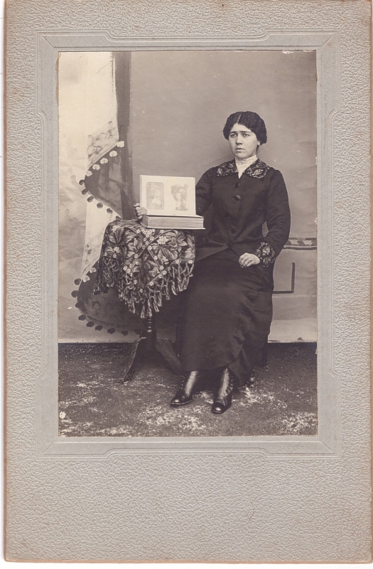 Femme qui pose avec un album de photographies