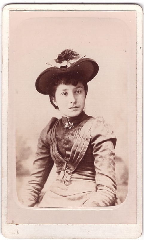 Jeune femme élégante