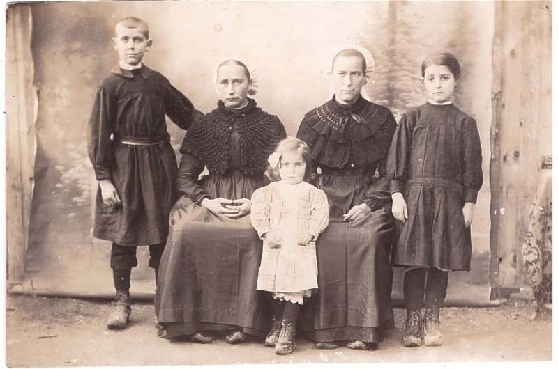 Deux femmes posant avec leurs enfants