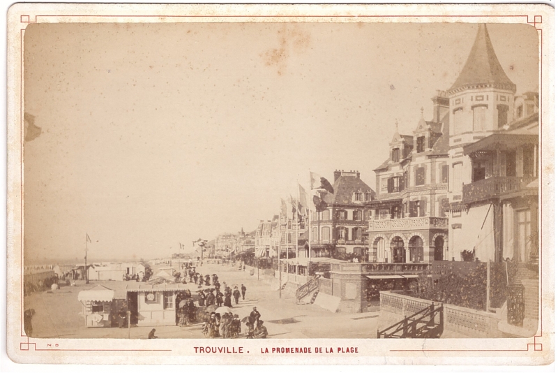 Trouville - La promenade de la plage.