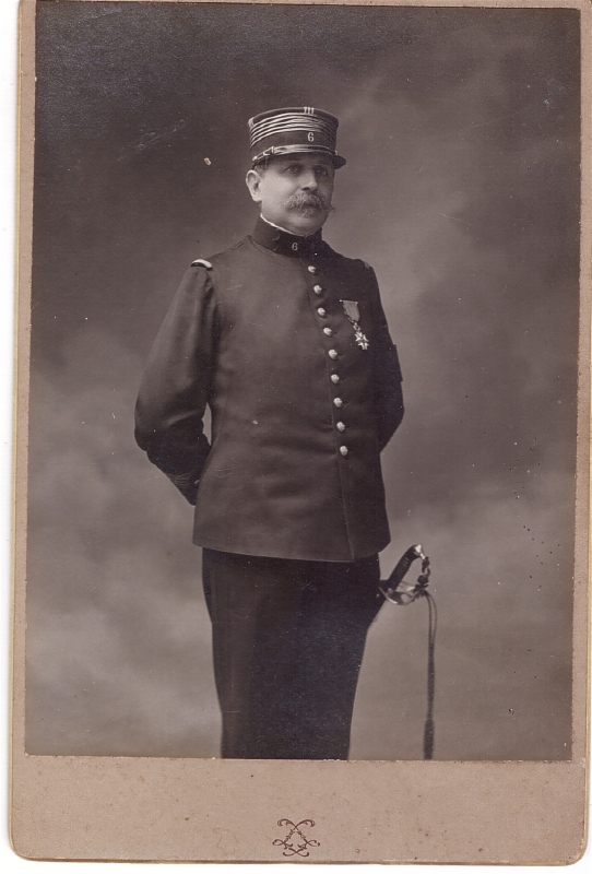 Colonel Henri Bernard décoré de la Légion d'honneur.