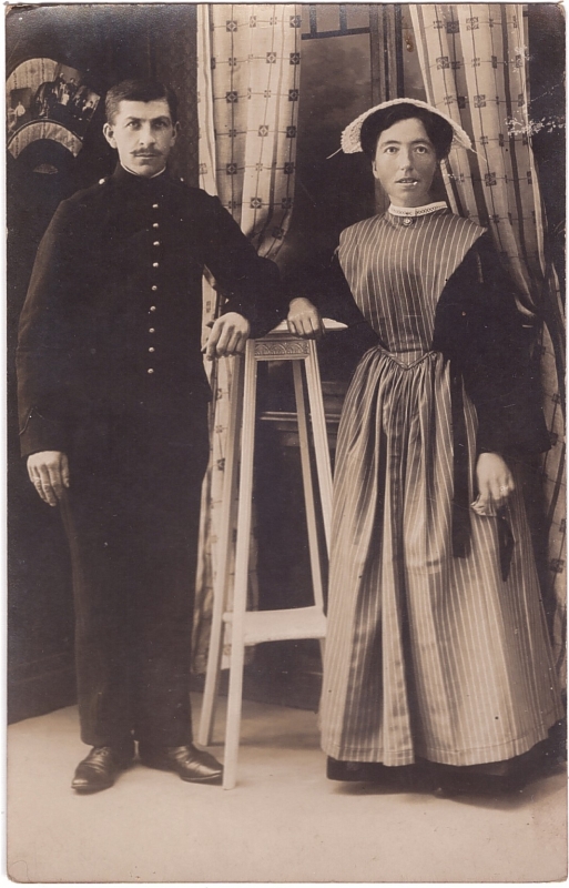 Couple : lui en uniforme, elle portant l'habit et la coiffe du pays de Lorient.