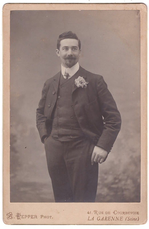 Homme élégant, une fleur à la boutonnière