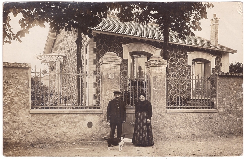 Couple âgé devant leur pavillon