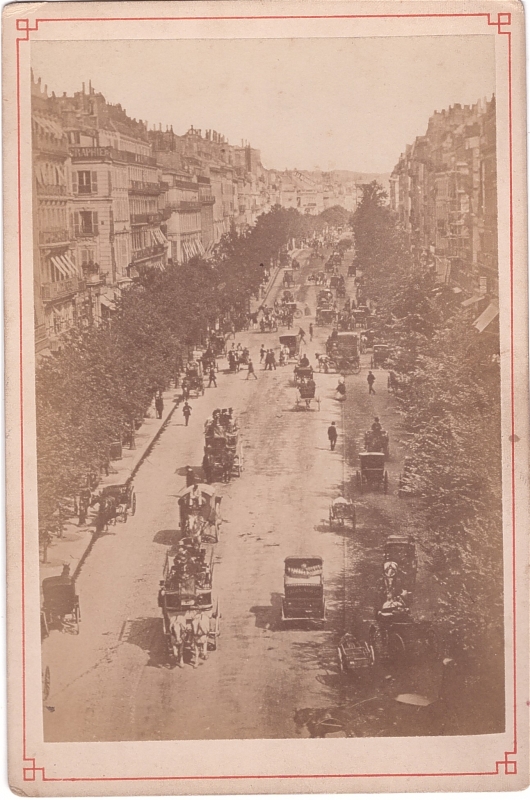 Vue plongeante sur le boulevard des Italiens.