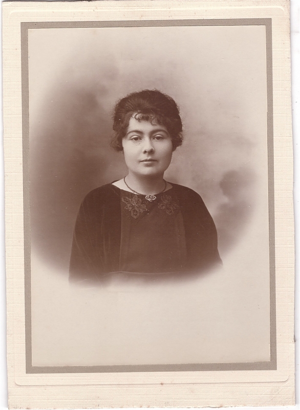 Jeune femme aux cheveux noirs