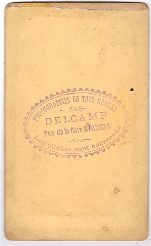 Un homme âgé et son fils vêtus d'une blouse