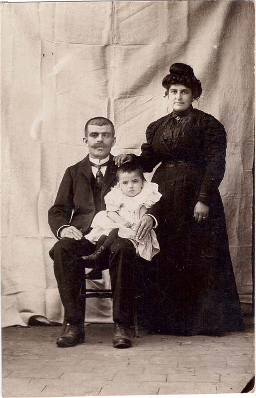 Couple posant avec leur bébé