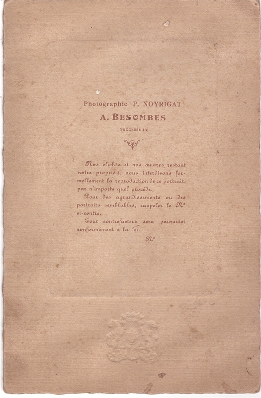 Garçon tenant une cordelette (?)  dans sa main gauche