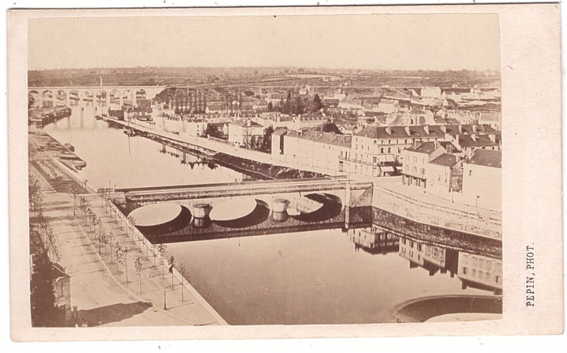 Pont franchissant la Mayenne à Laval