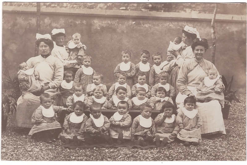 25 enfants d'une crèche parisienne à la belle époque