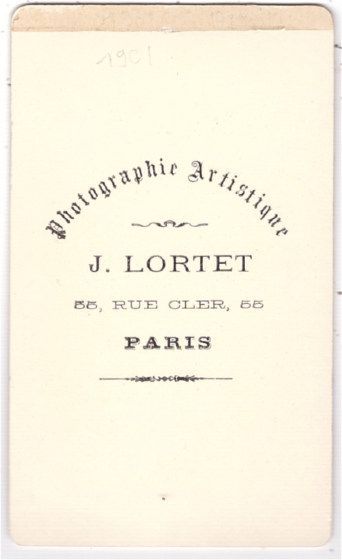 Fillette posant avec sa poupée