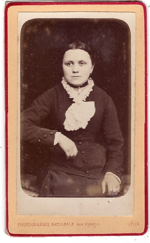 Femme portant une petite écharpe de dentelle